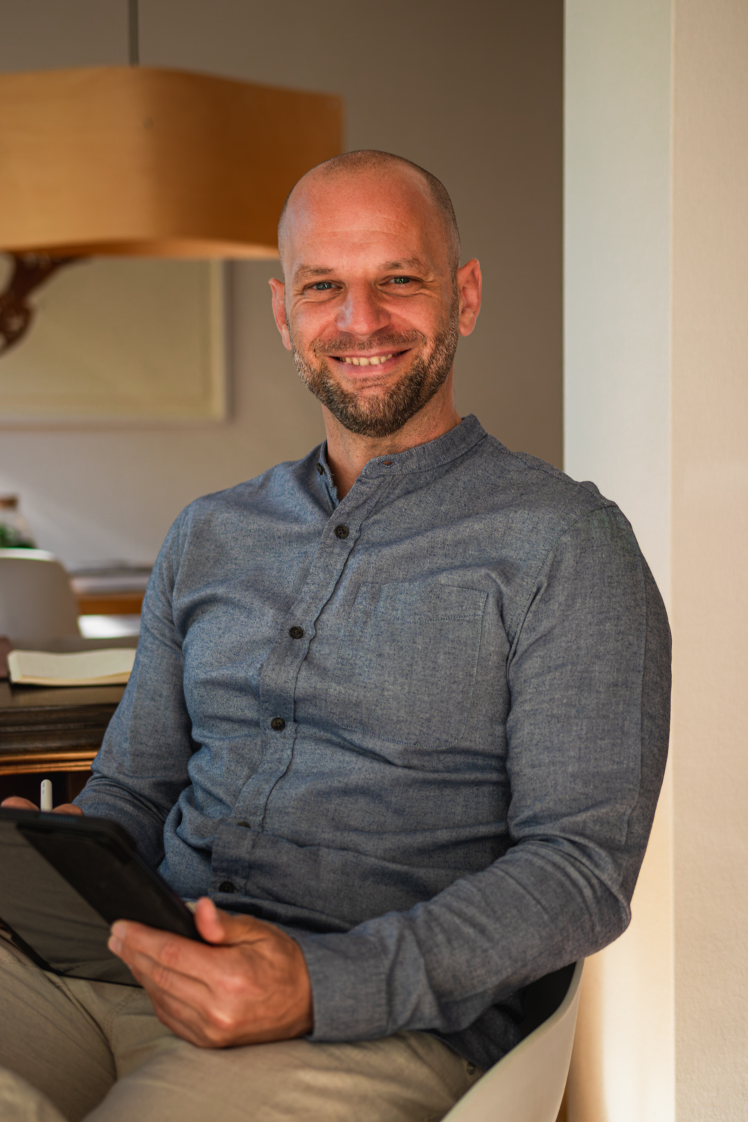 Marc Strüder seated with a tablet