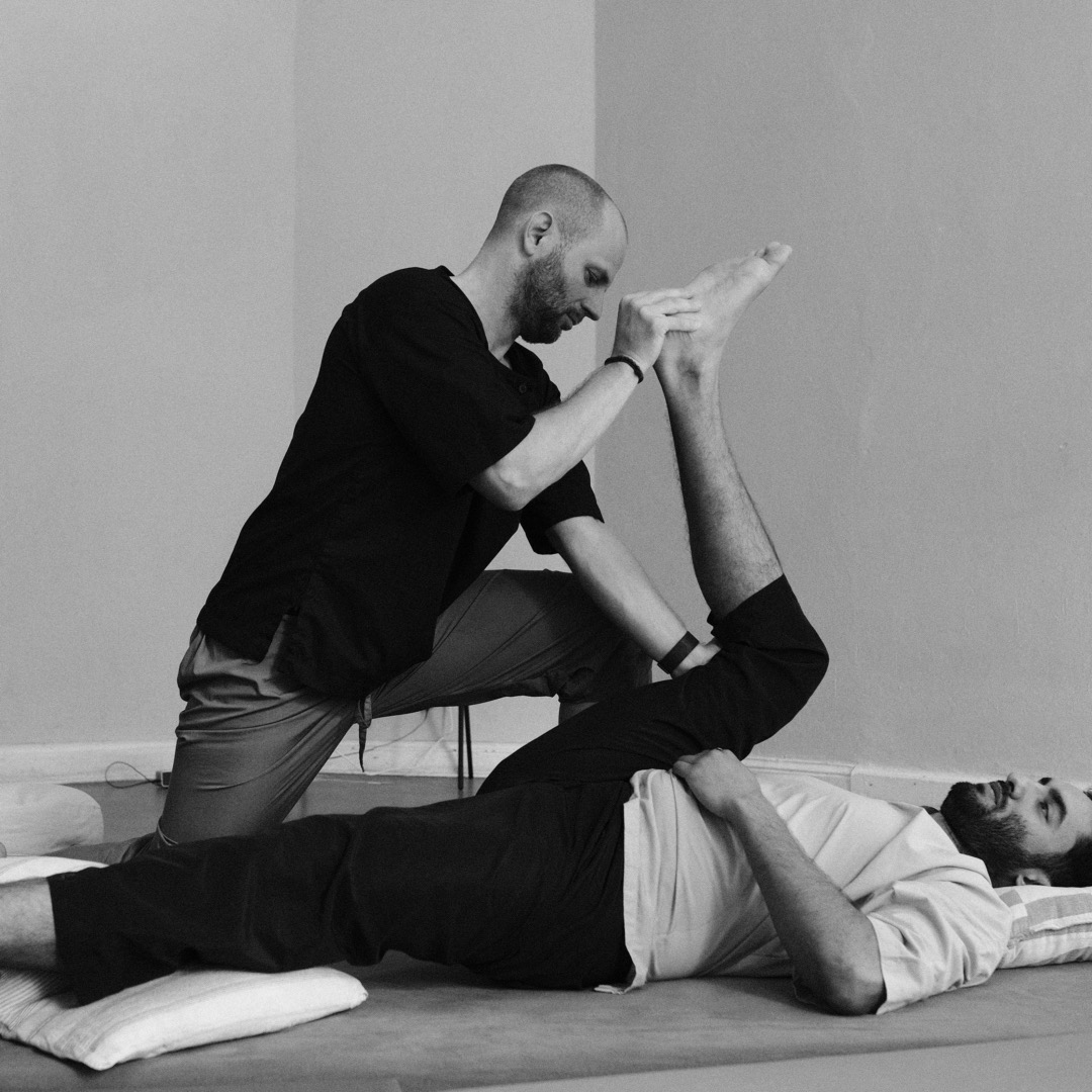 Black-and-white photograph of Marc Strüder during a bodywork session